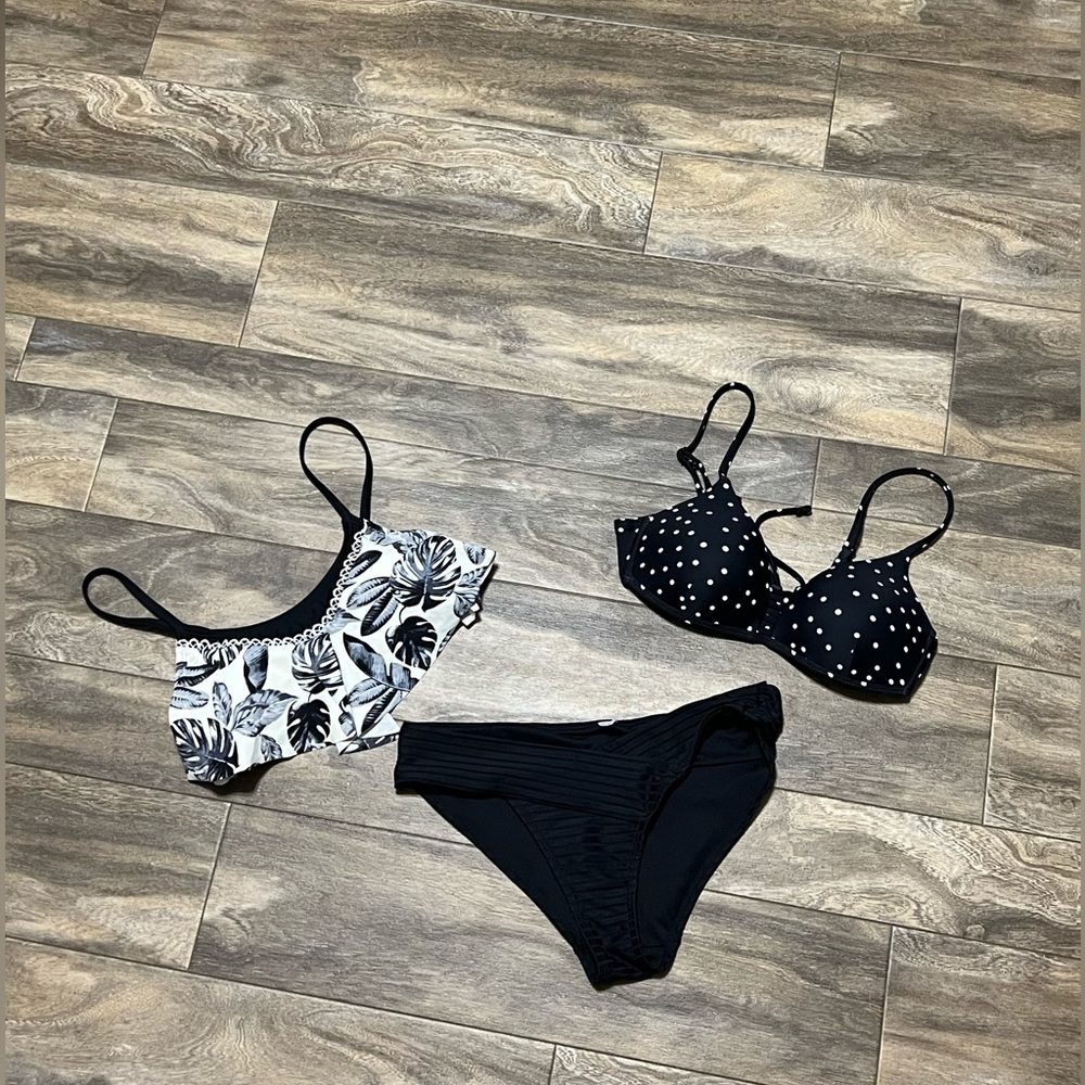 3 Piece Women’s Bikini set. Everything is size S.